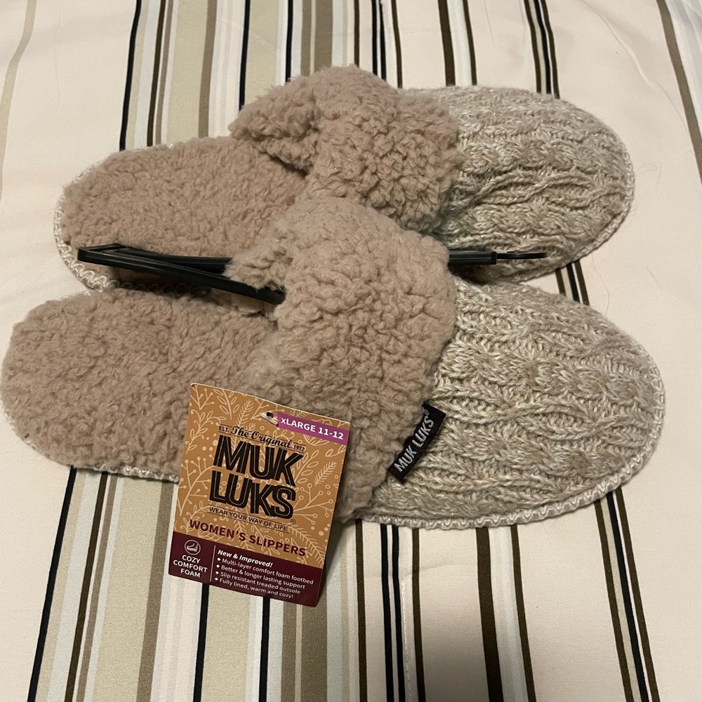 Brand new Faux fur trimmed slippers Muk Luks women xl 11 - 12 Mother’s Day